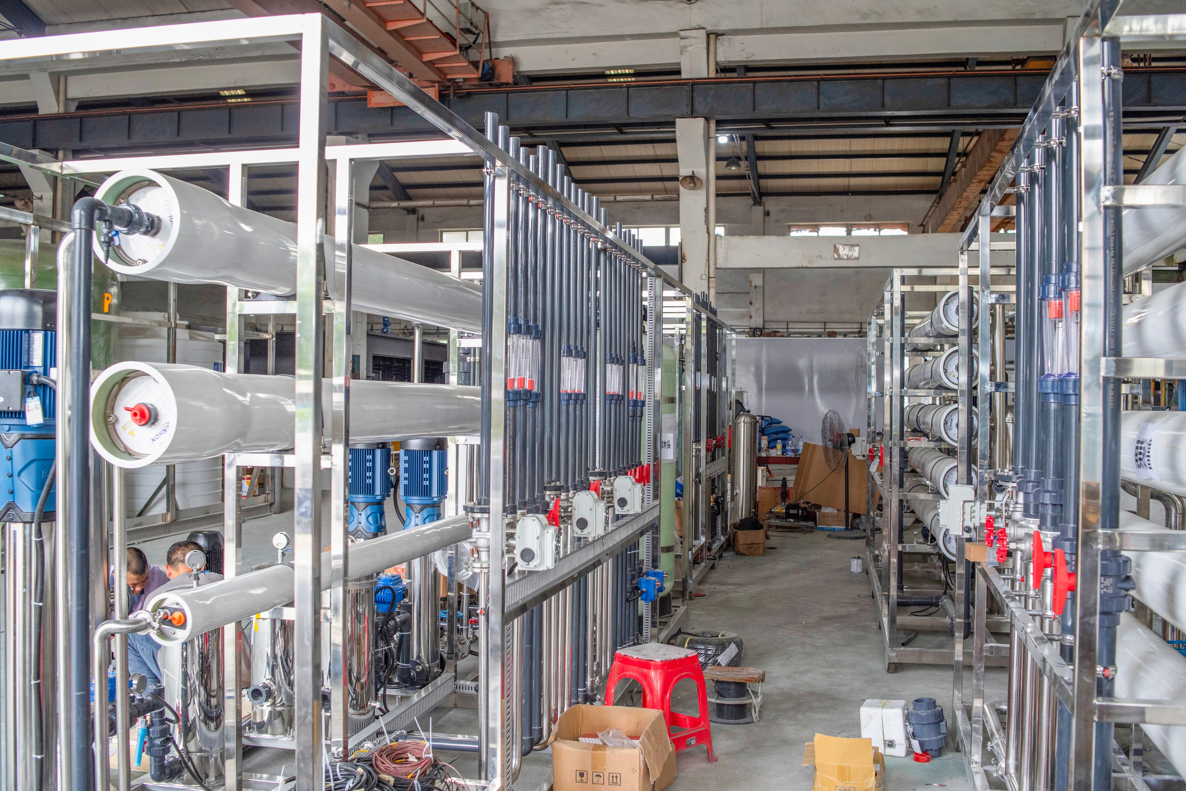 Industrial reverse osmosis membrane trains and process pipework